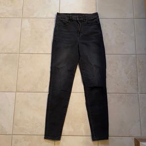 American Eagle Jeans- black with a rip size 4 regular stretchy